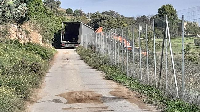 Camion bloccato per giorni in una strada di collegamento