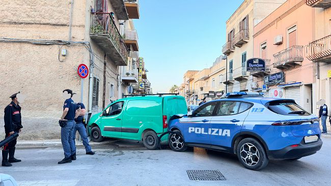 Mazara, folle inseguimento: la Polizia mette fine alla fuga di un furgone verde
