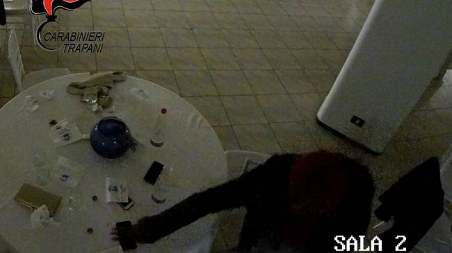 Trapani, avrebbe rubato un cellulare durante una festa di halloween. Denunciato