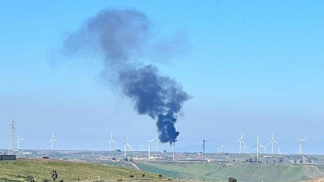 Pala eolica in fiamme tra Castelvetrano e Mazara,intervengono i vigili del fuoco