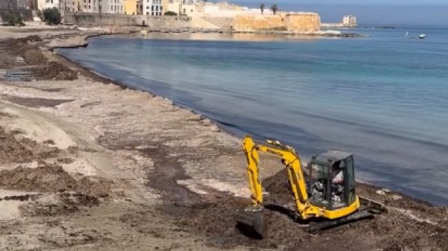 trapani-avviata-oggi-la-pulizia-della-spiaggia-alle-mura-di-tramontana