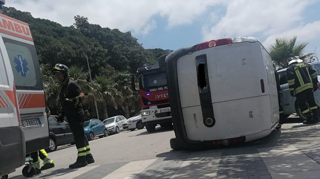 Incidente sul Lungomare Mazzini, capovolto un veicolo 