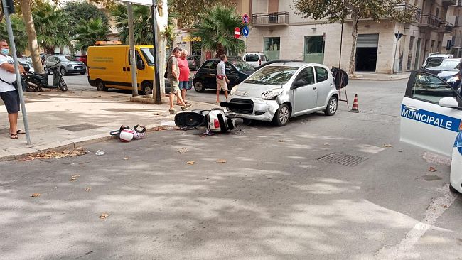 Trapani, auto contro scooter: due ragazze ferite