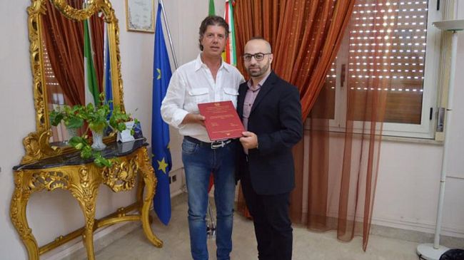 Campobello: donata al Sindaco Castiglione tesi di laurea sul sito archeologico di erbe bianche