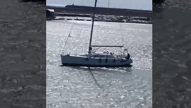 Mazara, anche un barca a vela si incaglia nel porto canale. Si attende “cronoprogramma” per lavori di dragaggio  