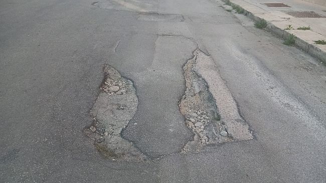 Trapani. Degrado in via Segesta tra buche, asfalto sconnesso e sterpaglie