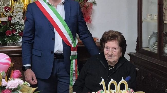 nuova-centenaria-a-castellammare-margherita-cruciata-festeggia-100-anni