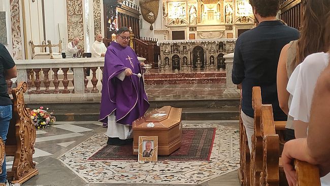 Mazara, l’ultimo applauso per Marcello Erbini: la Città si stringe attorno alla sua famiglia