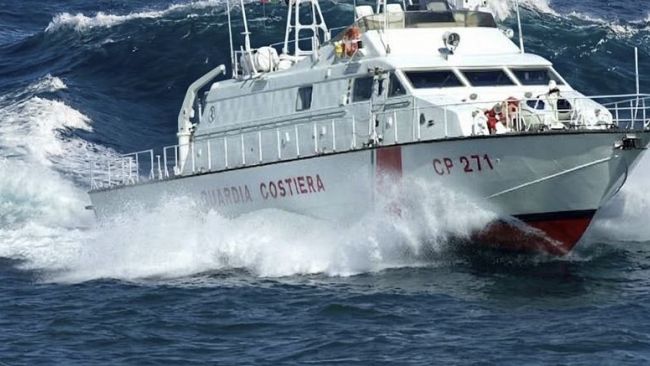 Tragedia al largo di Lampedusa: si cerca un bimbo disperso dopo il naufragio