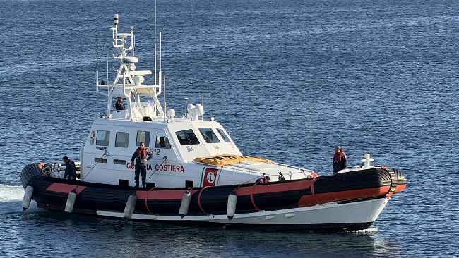 esercitazione-in-mare-tra-elicottero-e-motovedetta-della-guardia-costiera-nel-mare-di-pantelleria