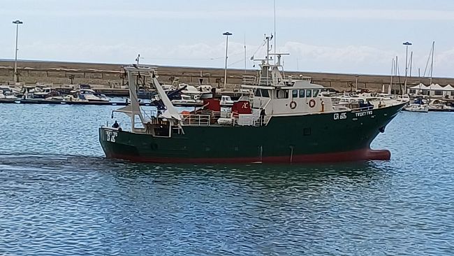 Mazara, peschereccio incagliato nel porto canale: ennesimo caso.  Estenuante attesa per il dragaggio  