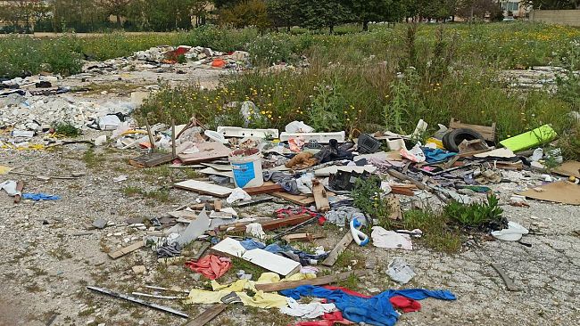 Trapani, rifiuti ammassati ed abbandonati difronte il Conservatorio