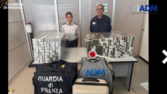 Avevano con se 64 kg di sigarette di contrabbando, arrestati due passeggeri all'aeroporto