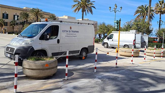 Trapani, collocati nuovi paletti a delimitare Piazza Vittorio
