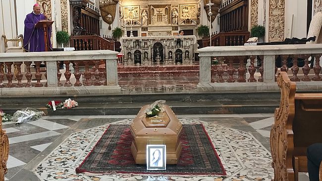 Un addio commovente a Ilenia Ferro: la comunità di Mazara del Vallo si stringe nel dolore