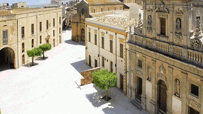 Le mascotte ed il trucca bimbi per la passeggiata nel centro per famiglie