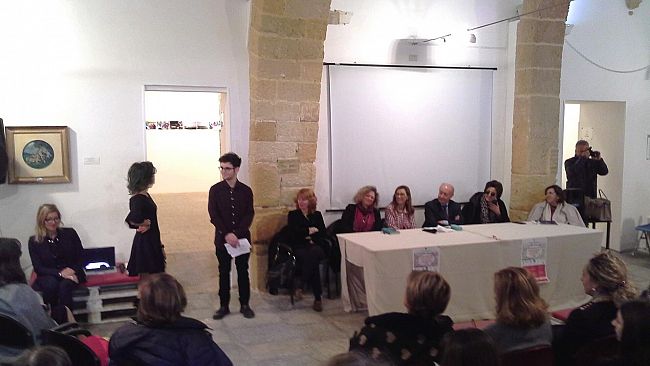 Marsala, Mostra fotografica “Rompiamo il Silenzio” e performance: istituzioni e studenti dicono “No alla violenza contro le donne”