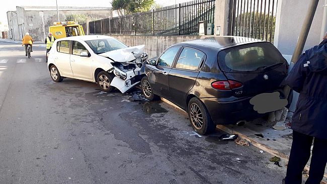 Erice, perde il controllo dell’auto e si schianta contro una vettura in sosta