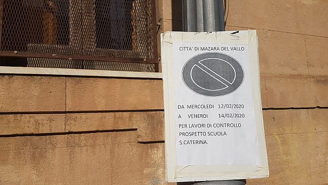 Mazara, la forma è anticamera di sostanza… Cartelli “improvvisati” in via Santa Caterina 