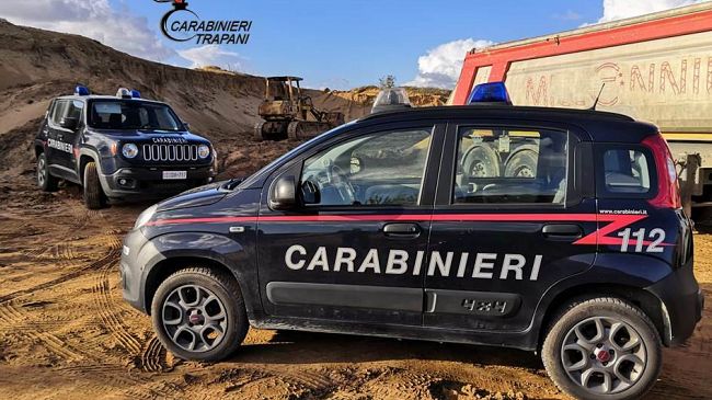 Campobello, sorpresi a rubare sabbia con escavatore e camion: arrestati dai carabinieri