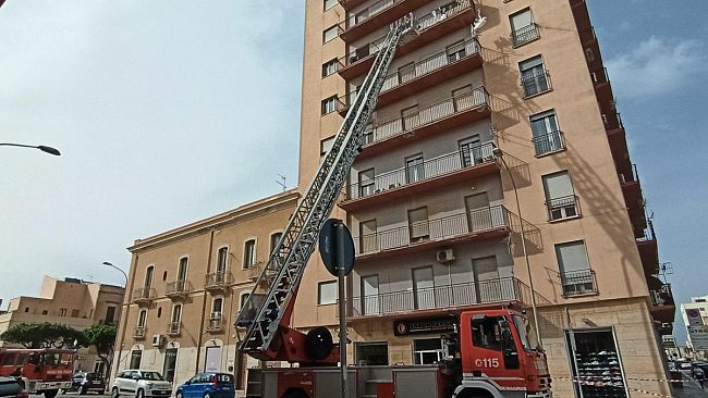Trapani, vetro si spacca e cade in strada dal sesto piano