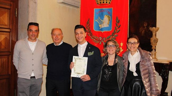 Il giovane tenore  Giuseppe Colla ricevuto dal Sindaco Alberto Di Girolamo