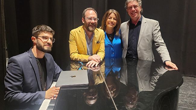 Campobello, Lidia Schillaci canta l'amore al teatro Olimpia conquistando il pubblico con lo spettacolo 