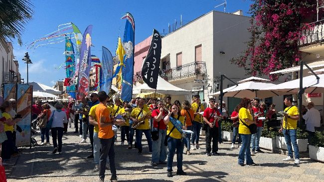 San Vito Lo Capo, inaugurato con la tradizionale parata il 14° Festival Internazionale degli Aquiloni