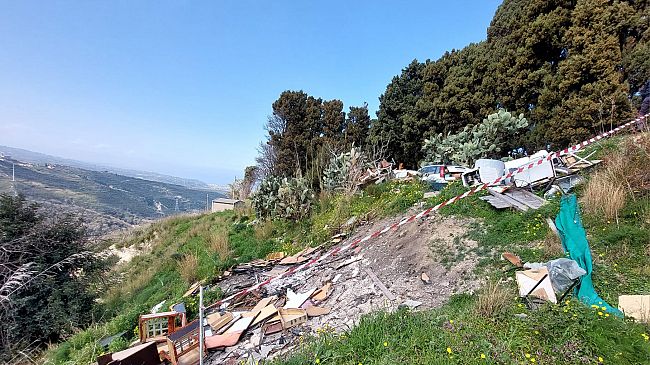 Messina. Sequestrate due aree a contrada Castello: scoperta discarica abusiva con rifiuti pericolosi