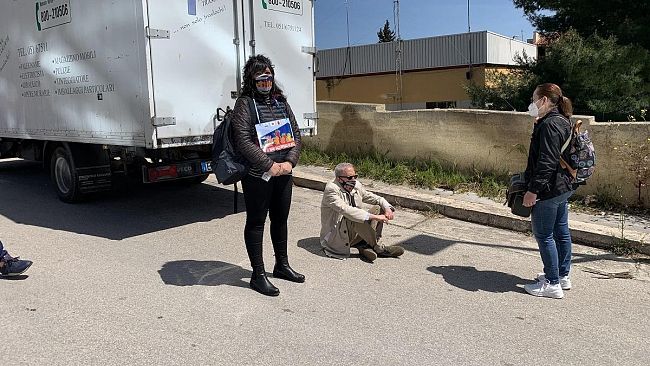 Pediatria , trasloco con le auto di servizio per evitare i blocchi dei volontari