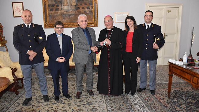 Il Questore consegna ampolla con l’olio ricavato dagli ulivi del “Giardino della Memoria” ai vescovi di Trapani e Mazara