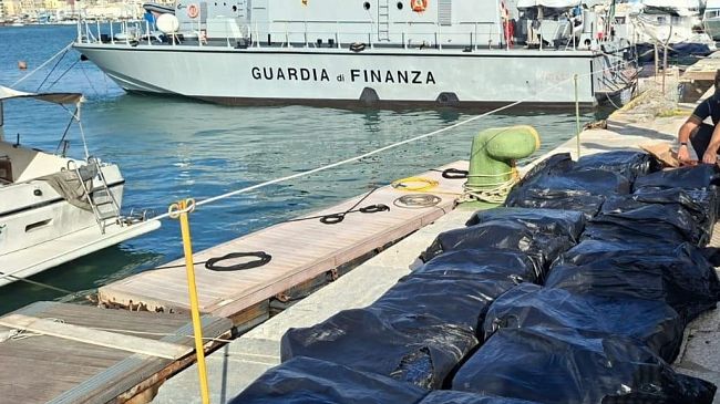 La GdF sequestra 700 chili di corallo rosso al largo di Marettimo: denunciati tre trapanesi