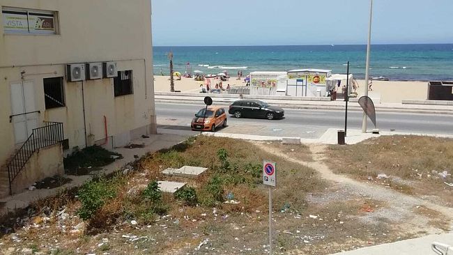 Non bastano le palme, ancora troppi i rifiuti vicino al mare