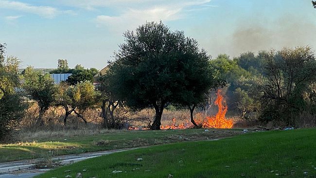 Incendio nel pomeriggio in un terreno vicino Fontanelle Milo