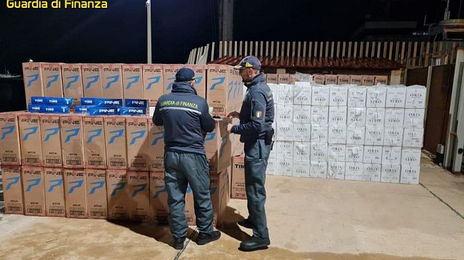 GdF, sequestrate 4 tonnellate di sigarette di contrabbando al largo di Marsala