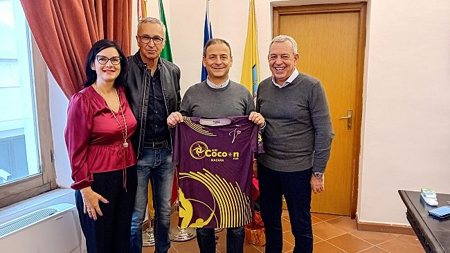Mazara, consegnata al sindaco Quinci la maglia dell'ASD Cocoon