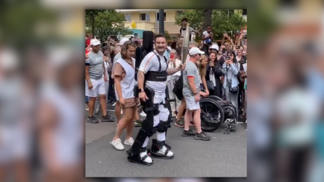 Kevin Piette, il “cyber tedoforo”: porta la fiaccola Olimpica a Parigi 2024 grazie a un esoscheletro