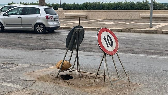 Lungomare Hopps, la lastra metallica non c’è più ma il pericolo rimane…