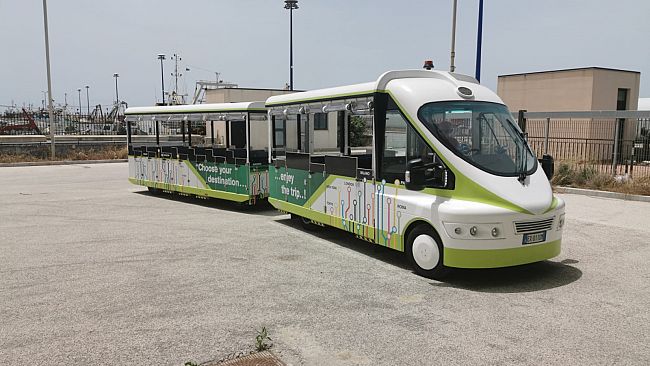Mazara, il trenino turistico elettrico gommato è arrivato in città
