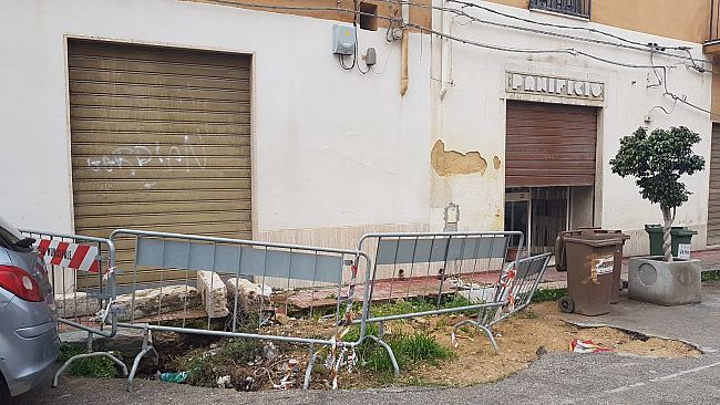 Voragine in via Pescatori, già da tempo segnalata ma ancora nessun  intervento