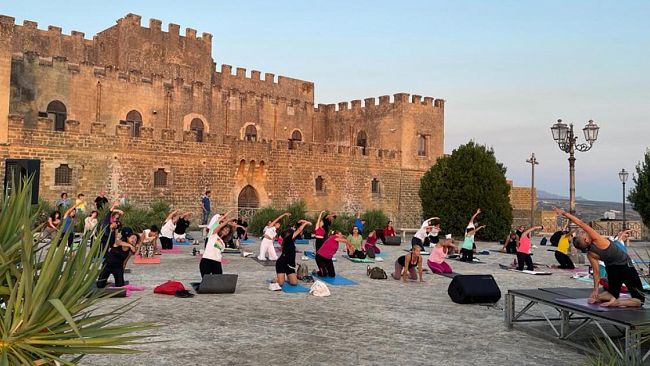 Ultimo appuntamento con lo yoga al tramonto