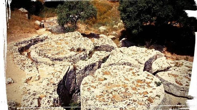 Cave di Cusa  “Mythodea. dall’esodo all’esodo”  drammaturgia per corpo, luce, immagine e voce di Giacomo Bonagiuso