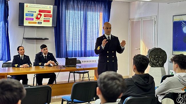Gli studenti dell’Istituto Comprensivo “Nunzio Nasi” di Trapani in visita presso i  locali della Capitaneria di Porto