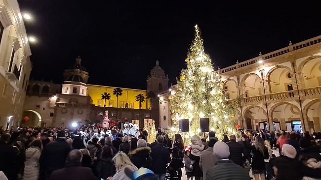 Mazara, stasera alle 18 l'accensione dell'albero natalizio in piazza Peppino Impastato