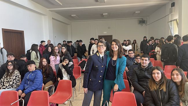 Mazara, gli studenti dell' I.I.S. R. D’Altavilla ​incontrano gli agenti della Polizia per parlare di bullismo e violenza