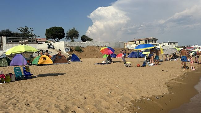 lo-scenario-post-ferragosto-della-spiaggia-di-triscina-edrammatico