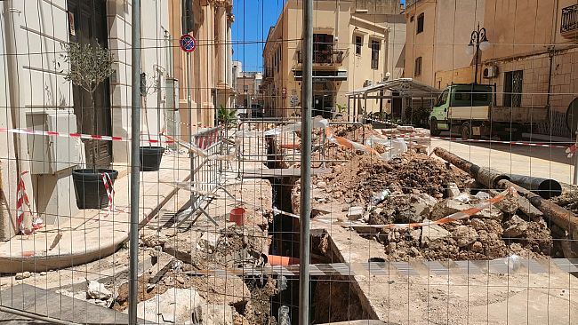 “Comu finì?”. Finalmente sistemato tratto condotta idrica in piazza S.Caterina  