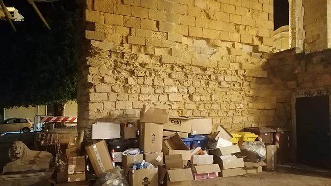 Cassonetti e cataste di rifiuti accanto all’Arco Normanno