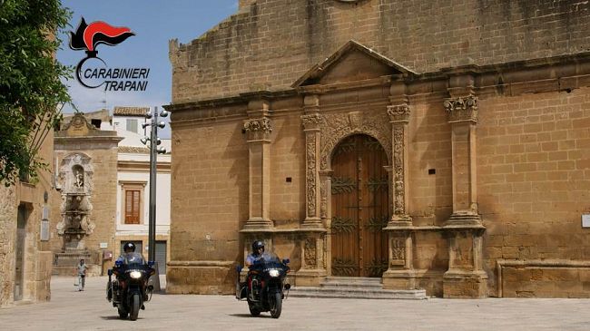 Castelvetrano, ubriaco lancia bottiglie di vetro contro le auto: denunciato