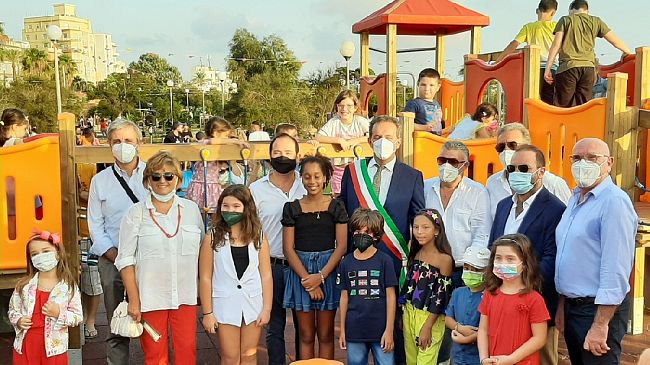 Nuovo parco giochi sul lungomare. Tanta partecipazione all’inaugurazione